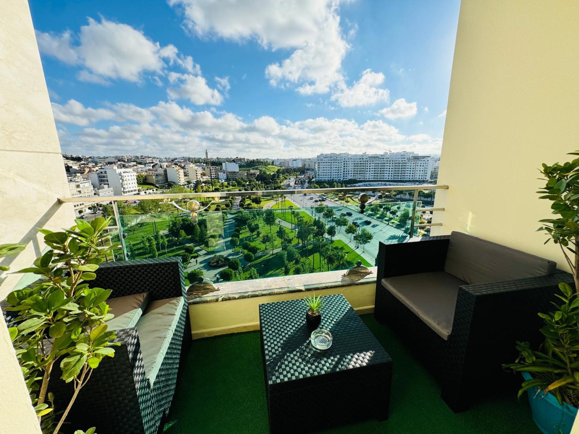 Modern 3 Bedroom In The Heart Of Apartment *